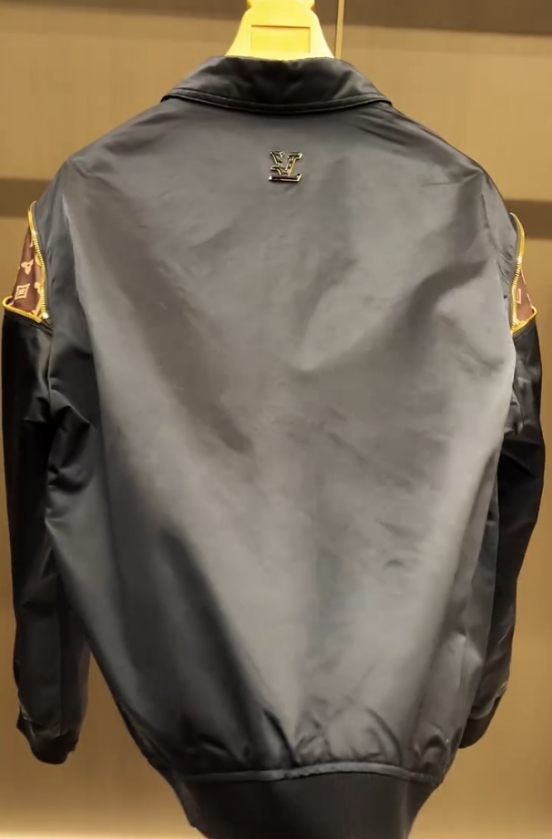 Shoulder zip-up jacket