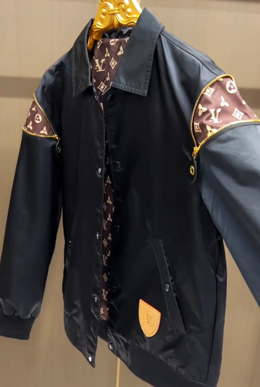 Shoulder zip-up jacket