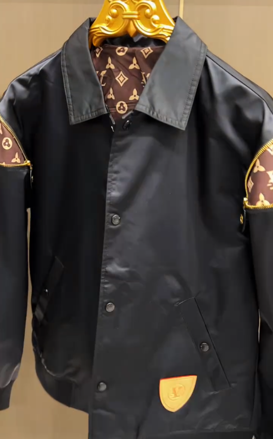 Shoulder zip-up jacket