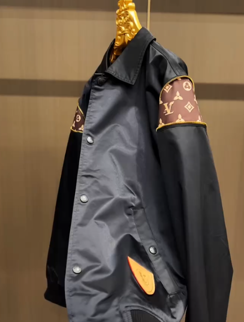 Shoulder zip-up jacket