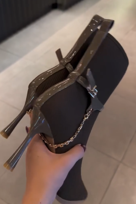 Fashionable pointed high heels