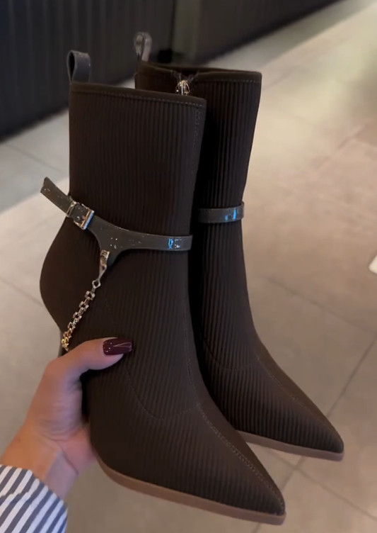 Fashionable pointed high heels