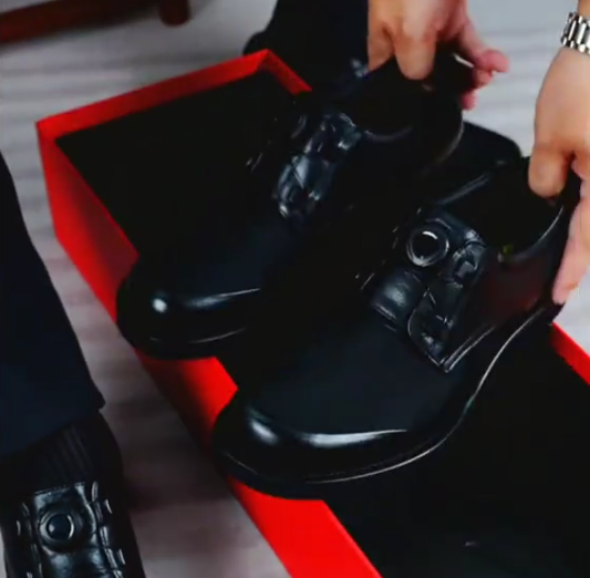 Men's automatic retractable shoelaces