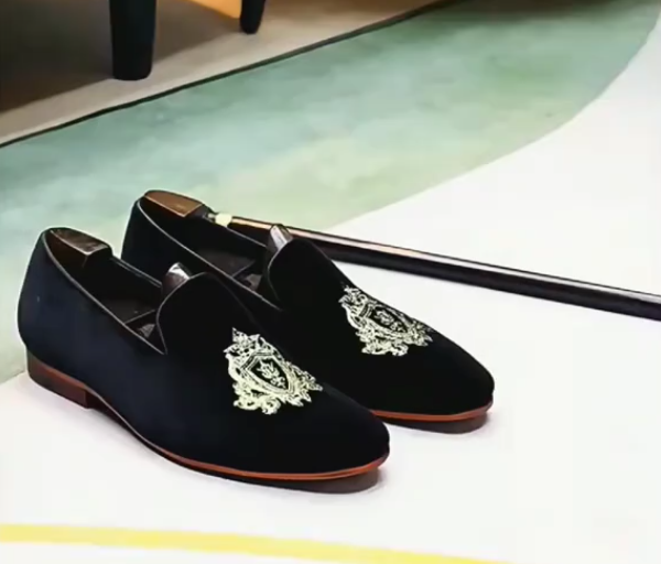 Men's embroidered casual loafers