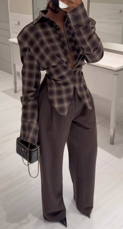 Low-neck plaid shirt