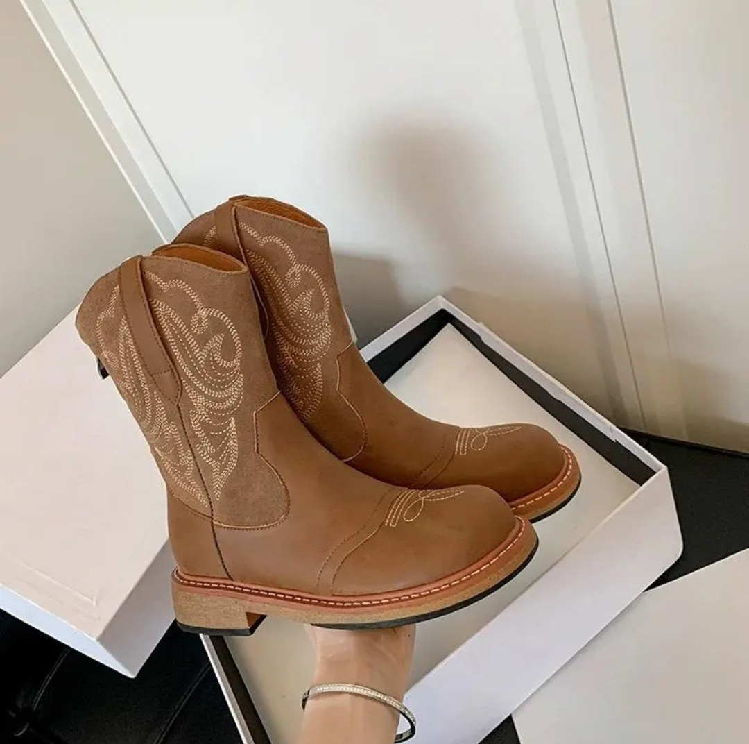 Retro embroidered cowboy boots