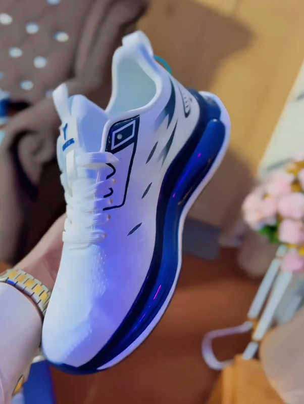 Leather soft-soled casual sneakers