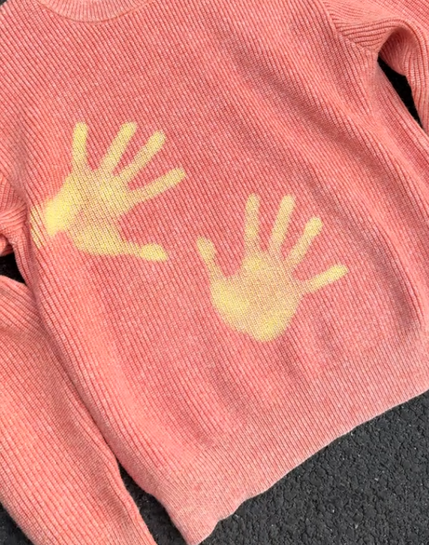 Heat-reactive knitted sweaters