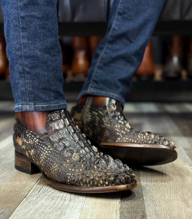 Crocodile-patterned oval boots