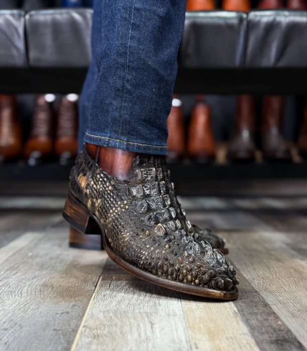 Crocodile-patterned oval boots