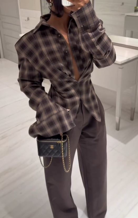 Low-neck plaid shirt